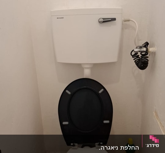 אסלה עם מיכל הדחה, צינור ניקוז וחומר ניקוי